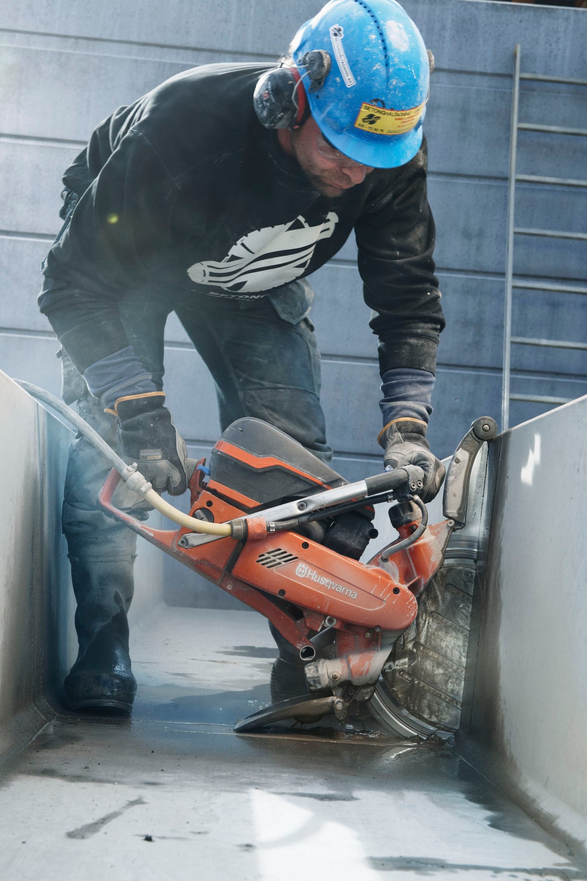 Husqvarna K 970 Ring Saw 14 Gas Concrete Power Cutter with Free Ring